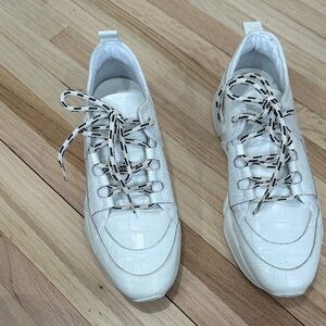 Freda Salvador Mikey lace up sneaker in white embossed croc size 10.